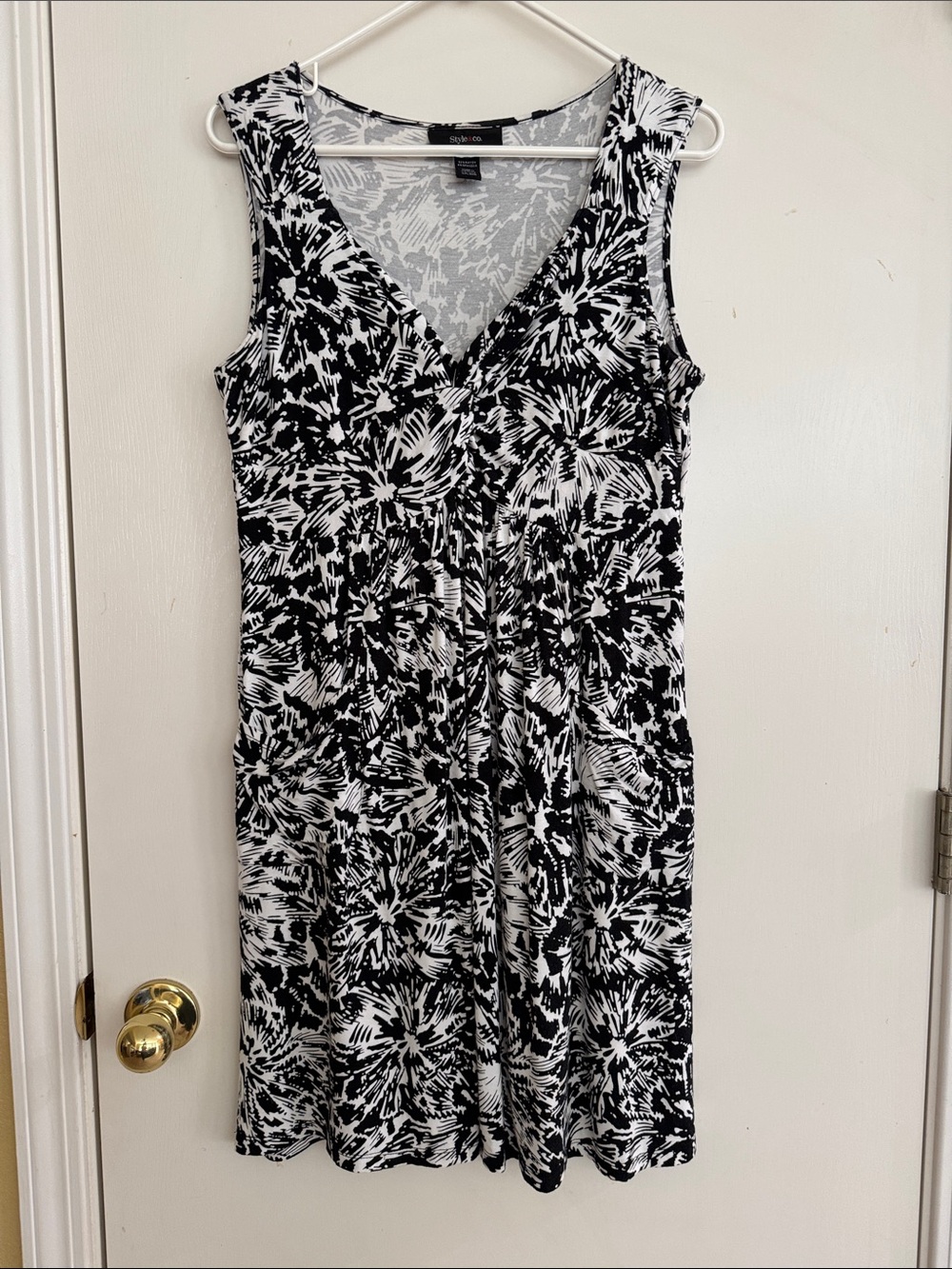 Style & Co. Black & White Printed Sleeveless V-Neck Dress